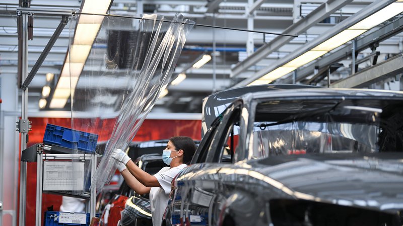 Fotografija: Razpoloženje v nemški avtomobilski industriji se le počasi popravlja.
FOTO: Andreas Gebert/Reuters