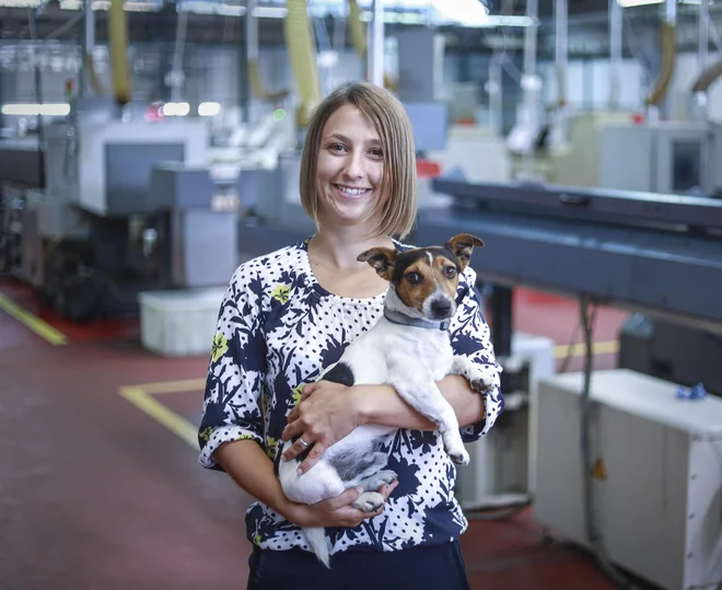 Tanja Thaler, v družinskem podjetju skrbi za nabavo, logistiko in kadre, da se v zaposleni dobro počutijo, pa nkoliko pripomore tudi Muri, ki obiskuje pisarne in motivira zaposlene. FOTO: Jože Suhadolnik/Delo