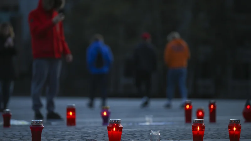 Fotografija: Odgovorni si prizadevajo, da bi bili vsi umrli dostojno pokopani tudi v primeru hujših zaostritev razmer zaradi covida-19. FOTO: Jože Suhadolnik/Delo