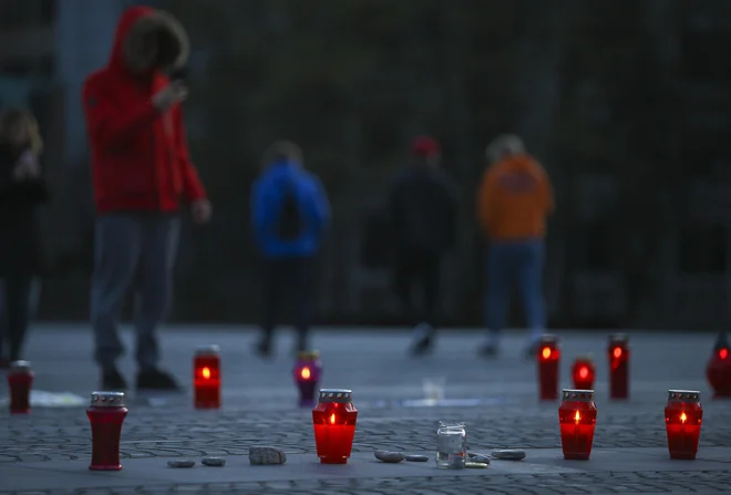 Odgovorni si prizadevajo, da bi bili vsi umrli dostojno pokopani tudi v primeru hujših zaostritev razmer zaradi covida-19. FOTO: Jože Suhadolnik/Delo