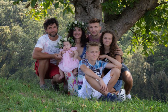 »Nisem se začel ukvarjati s kmetijstvom, da bom preživel. Hočem dobro živeti,« pravi Bogdan Mak. Na fotografiji z ženo Petro in otroki. FOTO: Osebni arhiv
