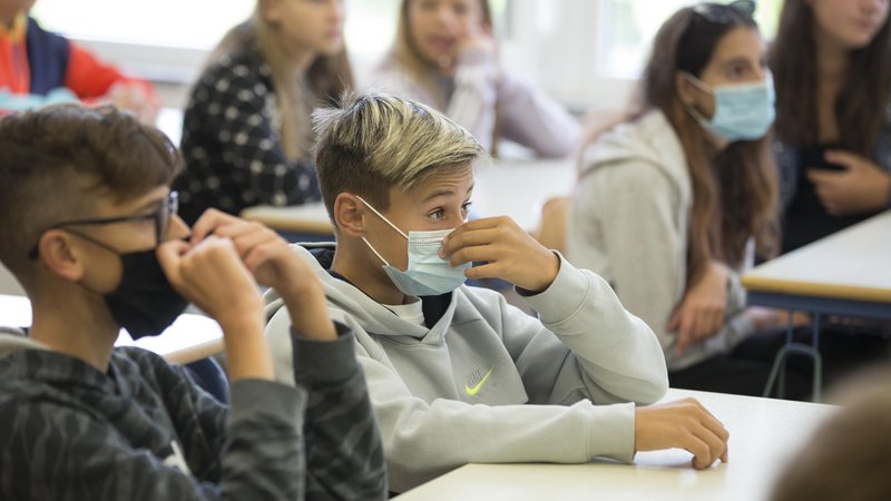 Fotografija: Nošenje mask ne bo več obvezno v razredih med poukom. FOTO: Jure Eržen/Delo