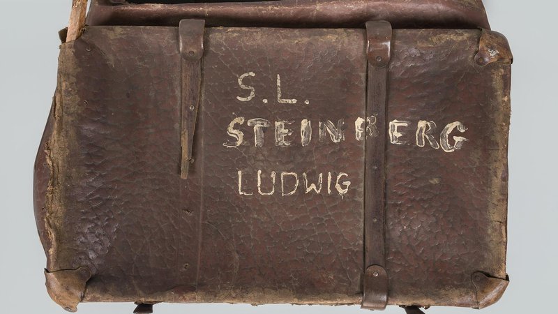 Fotografija: Eden od kovčkov v muzejski zbirki nosi ime »Ludwig Steinberg«. FOTO: Auschwitz-Birkenau State Museum