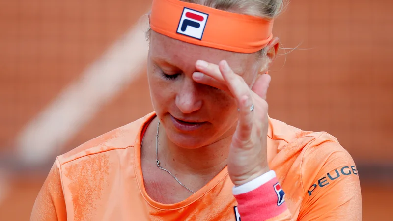 Fotografija: Kiki Bertens je v bolečinah zapuščala igrišče. FOTO: Charles Platiau/Reuters