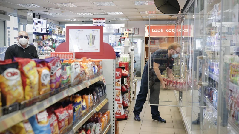 Po novem ob nedeljah po mleko in sveže žemlje na bencinski servis. FOTO Uroš Hočevar/Delo