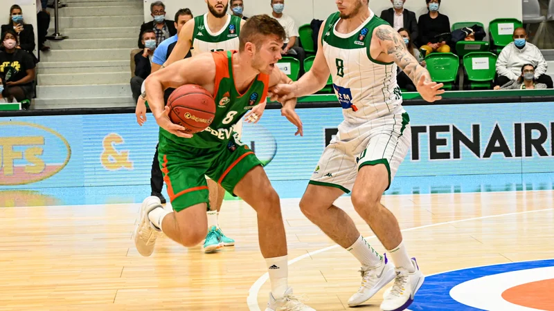Fotografija: Edo Murić je tako kot soigralci v glavnem metal za tri točke in zadel štirikrat. FOTO: EuroCup