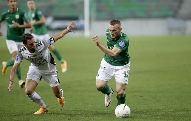 Predstava bo hitro pozabljena, strelec sinoči edinega gola Đorđe Ivanović (desno) in Olimpija bosta v nedeljo v Ljudski vrt prikorakala s popotnico dveh zaporednih zmag. FOTO: Blaž Samec/Delo