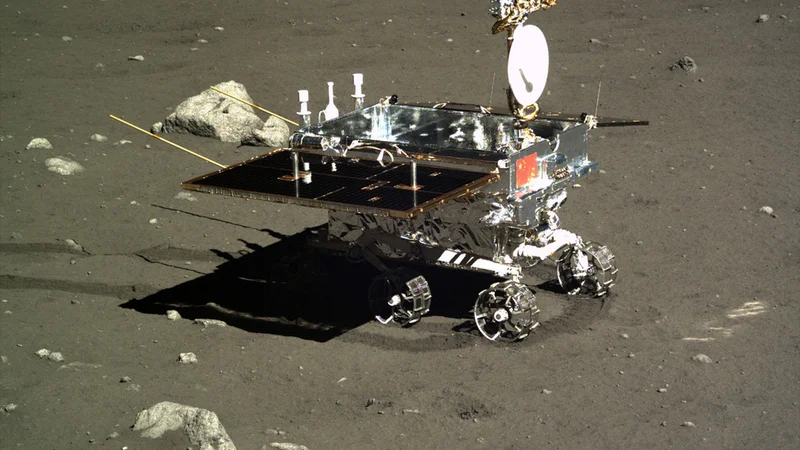 Fotografija: Rover Yutu, kakor ga je posnel pristajalnik Chang'e 3. FOTO: NAOC (Kitajski nacionalni astronomski observatorij)