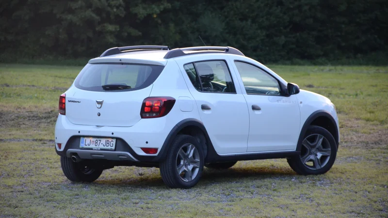 Fotografija: Dacia sandero stepway je priljubljena izvedba tega modela, ponujajo jo tudi v izvedbi na plin. FOTO: Gašper Boncelj