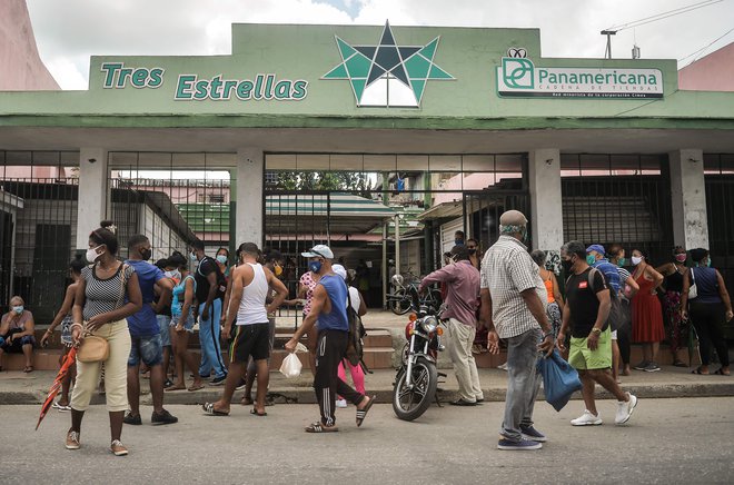 Trgovine v Havani bodo kmalu obratovale po običajnih urnikih. FOTO: Yamil Lage/AFP