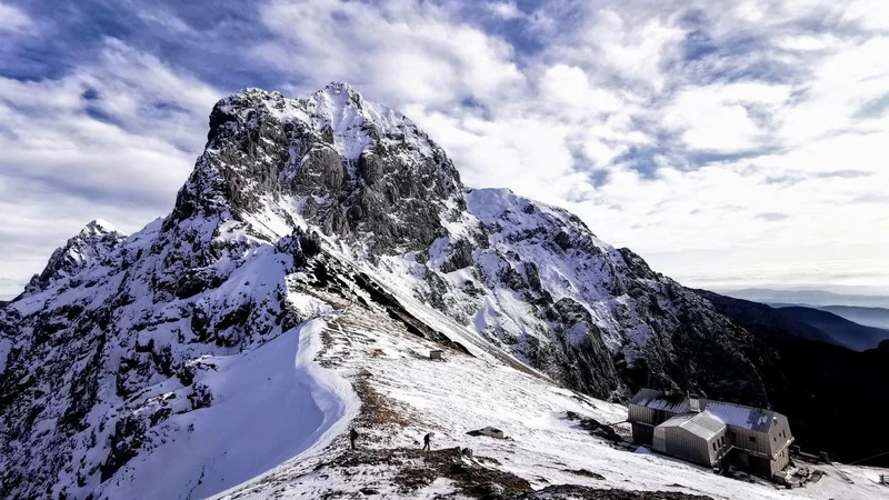 Fotografija: Sneg na Kamniškem sedlu. FOTO: Matjaž Šerkezi