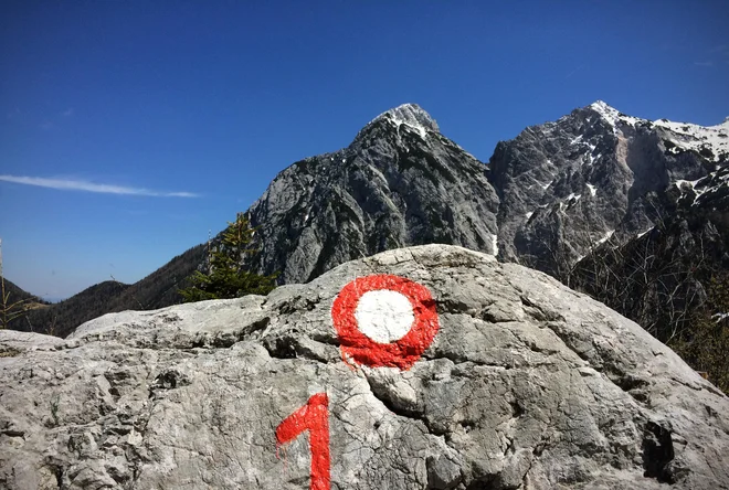 Naj ne bo odveč nasvet, da se s snegom obiskovanje gora spremeni. FOTO: Jure Eržen/Delo