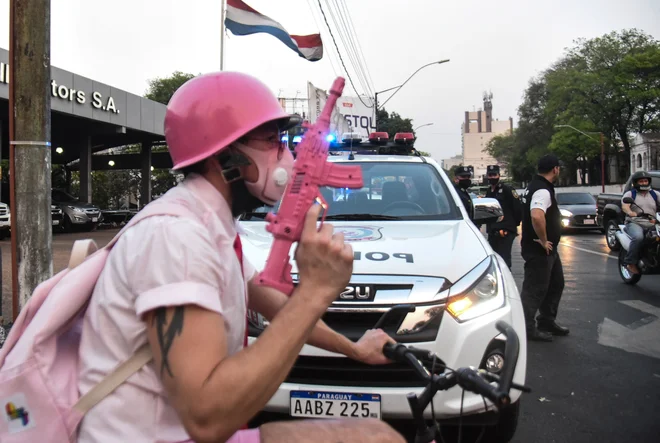V Asuncionu je včeraj potekal 17. LGBTI protest s sloganom &raquo;Spomin, ponos in odpor za pravice LGBTI oseb.&laquo; FOTO: Norberto Duarte/Afp