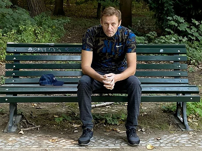 Aleksej Navalni na klopci v Berlinu. FOTO: AFP
