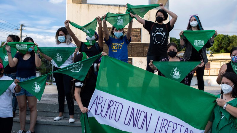 Fotografija: Podporniki pravice do odločitve za splav so se v ponedeljek ob dnevu varnega splava zbrali v San Salvadorju. FOTO: Yuri Cortez/AFP