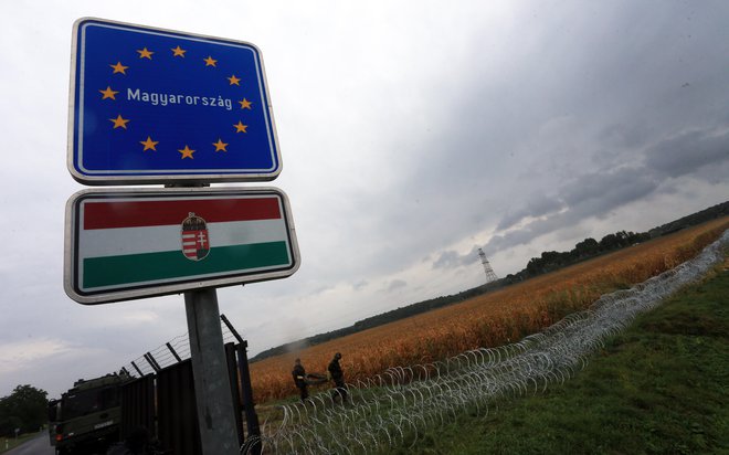V madžarskem odloku o zaprtju meja veljajo določene izjeme za prehajanje meje: za vojaške konvoje, tranzitna vozila, dnevne migrante. FOTO: Tadej Regent/Delo
