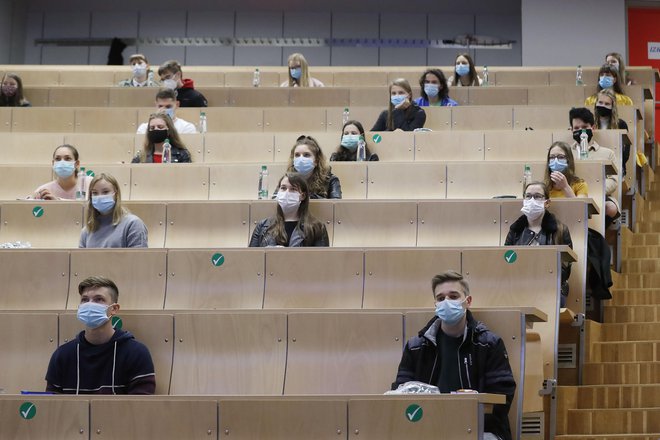 Študentje morajo ves čas nositi maske. FOTO: Leon Vidic/Delo