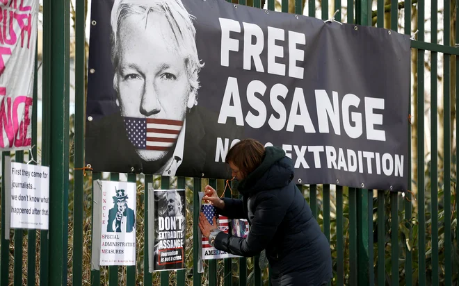 Pred sodiščem Woolwich Crown Court. FOTO: Henry Nicholls/Reuters