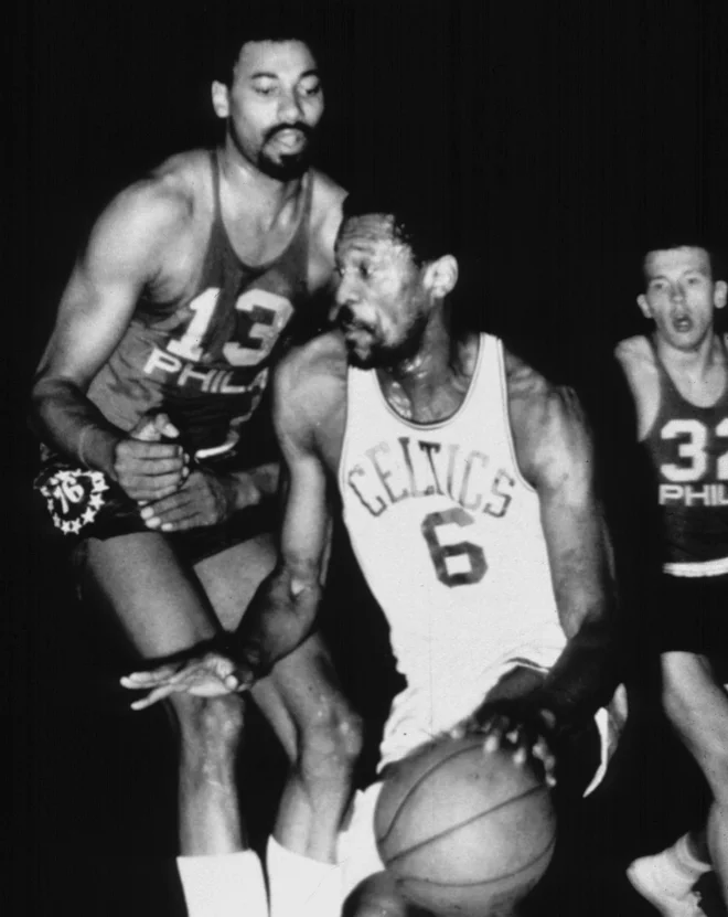 Bill Russel z žogo, spremljal ga je Wilt Chamberlain FOTO: Reuters