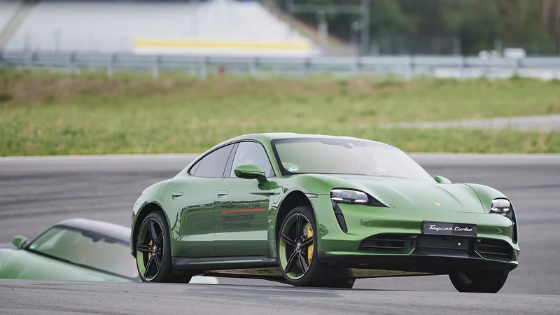 Fotografija: Taycan je električni športnik slovite nemške znamke Porsche, pripravljen v različnih izvedbah moči, in seveda ni poceni. Foto Porsche