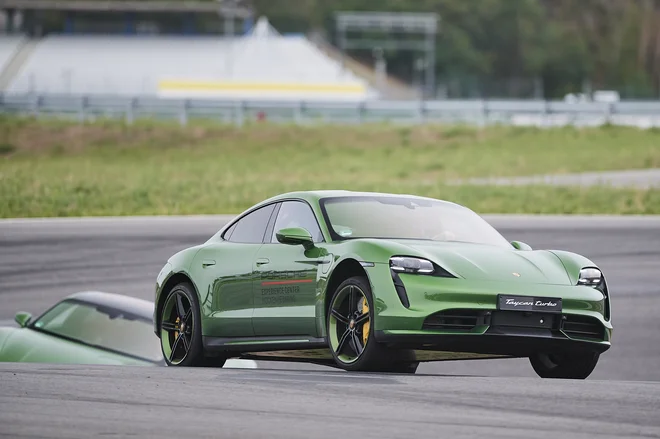 Taycan je električni športnik slovite nemške znamke Porsche, pripravljen v različnih izvedbah moči, in seveda ni poceni. Foto Porsche