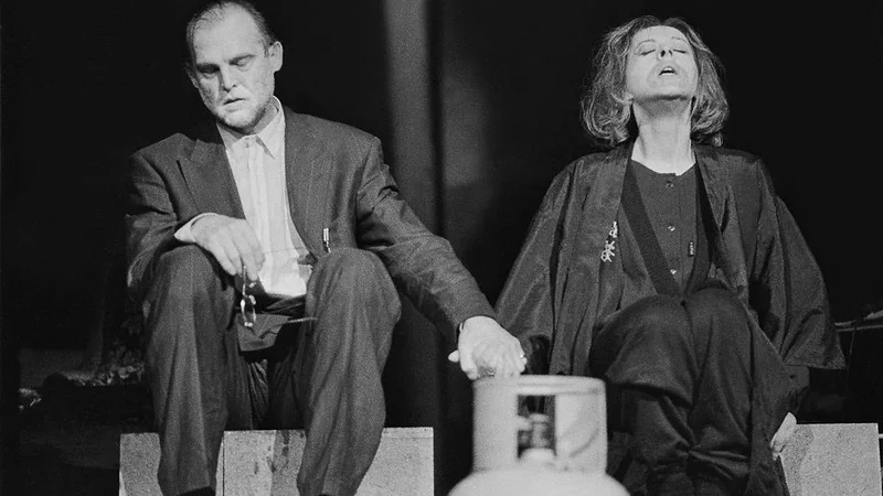 Fotografija: Jovanovićeva psihološka melodrama Zid, jezero o na smrt sprtih zakoncih je bila premierno uprizorjena v sezoni 1988/1989, na sporedu pa tudi v jeseni leta 1990. V glavnih vlogah sta igrala Milena Zupančič in Radko Polič. FOTO: Arhiv SNG Drama Ljubljana