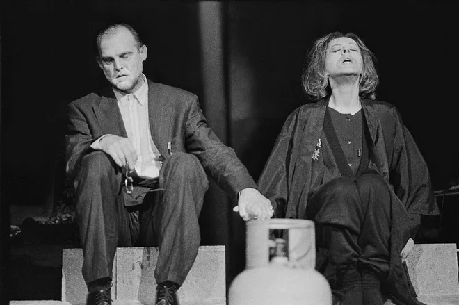 Jovanovićeva psihološka melodrama <em>Zid, jezero </em>o na smrt sprtih zakoncih je bila premierno uprizorjena v sezoni 1988/1989, na sporedu pa tudi v jeseni leta 1990. V glavnih vlogah sta igrala Milena Zupančič in Radko Polič. FOTO: Arhiv SNG Drama Ljubljana