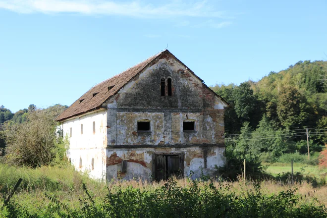 Največ domišljije je med študenti vzbudil propadajoči marof na obrobju naselja Grad. Fotografije Jože Pojbič