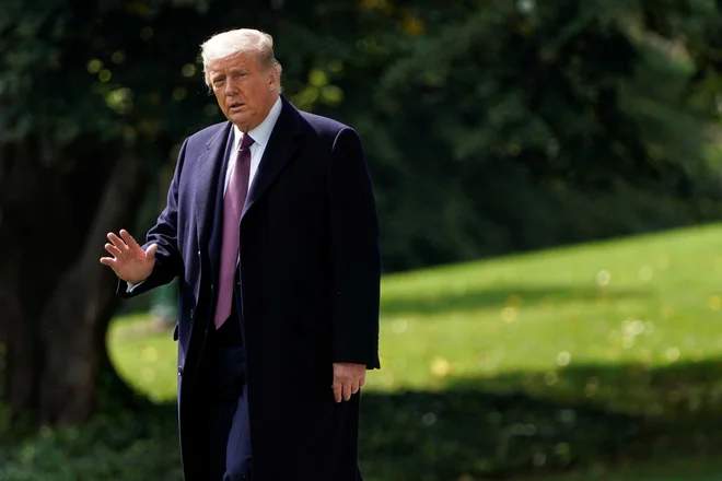 Ameriški predsednik Donald Trump med epidemijo zavrača nošenje zaščitne maske. FOTO: Joshua Roberts/Reuters