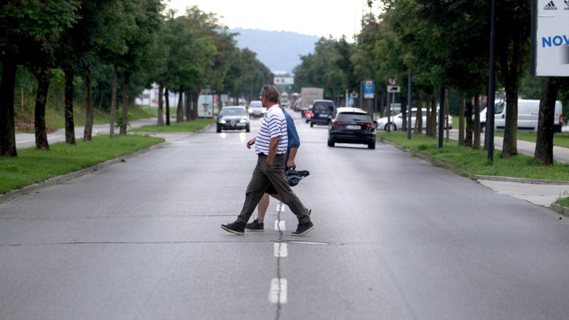 Fotografija: Nepravilno prečkanje ceste je večkrat vzrok za nesrečo z udeležbo pešcev. FOTO: Roman Šipić/Delo