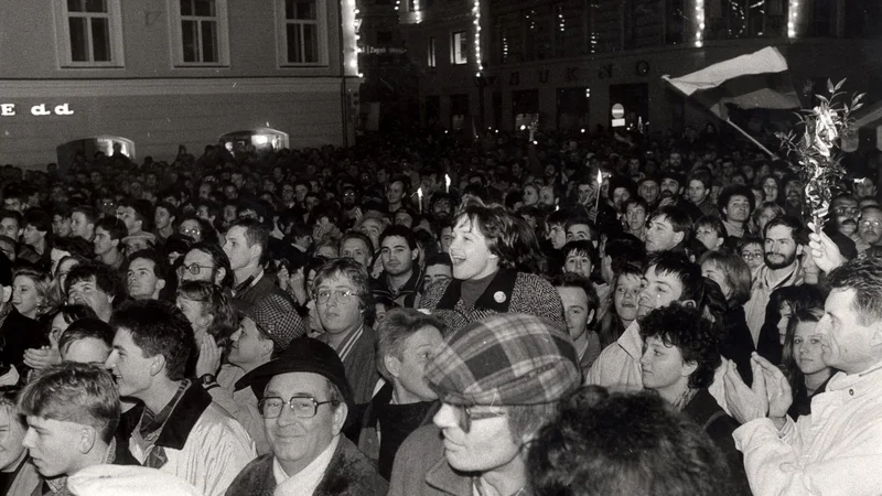 Fotografija: Slavje po plebiscitu o osamosvojitvi. FOTO: Joco Žnidaršič/Delo