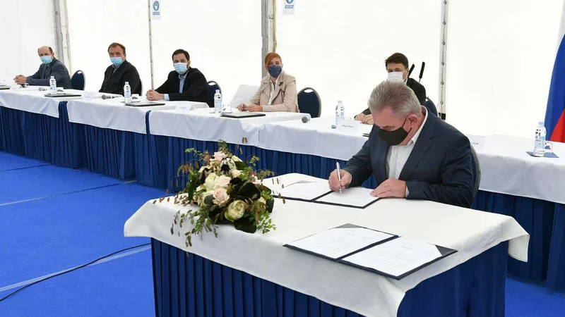 Fotografija: Podpis koncesijske pogodbe za rabo vode za proizvodnjo električne energije na delih vodnega telesa reke Save od Ježice do Suhadola ter podpis sporazuma z lokalnimi skupnostmi o nacinu izvajanja koncesijske pogodbe. FOTO: Tamino Petelinšek/STA