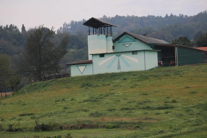 krajina se zaradi propadanja manjših kmetij in nastajanja velikih, skoraj industrijskih,nenehno spreminja, temu pa sledijo tudi spremembe v arhitekturi. Žal na slabše. Foto Jože Pojbič/delo