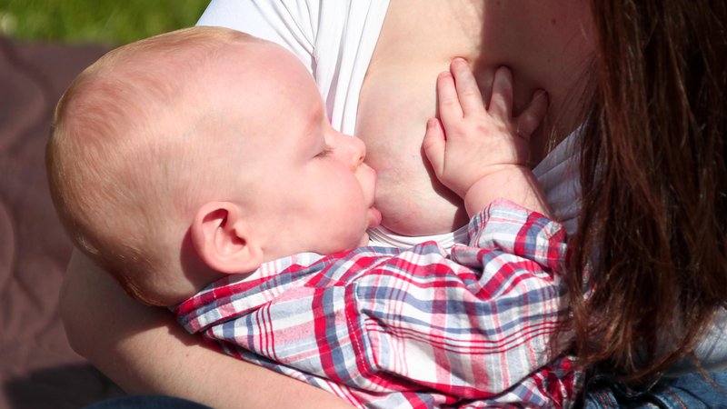 Fotografija: Slovenske mame v povprečju dojijo sedem mesecev. FOTO: Dejan Javornik