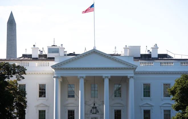Ameriški predsednik Donald Trump in prva dama Melania sta se zaradi okuženosti z novim koronavirusom zaprla v Belo hišo. FOTO: Saul Loeb/AFP