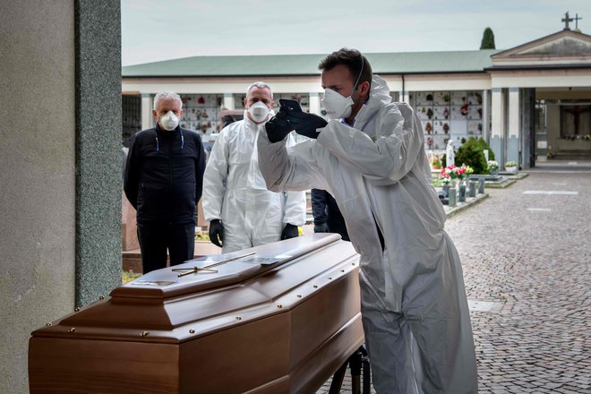 Na pokopališču Grassobbio v Bergamu so med prvim valom epidemije pokopali številne žrtve virusa. FOTO: Piero Cruciatti/AFP