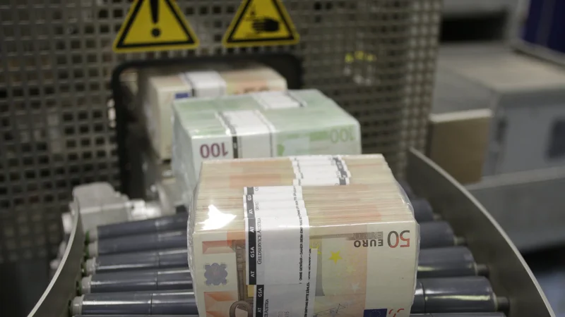 Fotografija: Sanacija posledic epidemije in recesije, s katero se bomo očitno ukvarjali še kar nekaj časa, ne sme biti potuha fiskalno neodgovornim odločitvam. Foto Leonhard Foeger/ Reuters Pictures