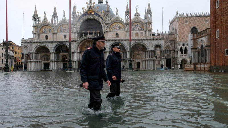 Fotografija: Visoko plimovanje je v zadnjih letih večkrat ogrozilo tudi najdragocenejšo kulturno dediščino Benetk. FOTO: Manuel Silvestri/Reuters