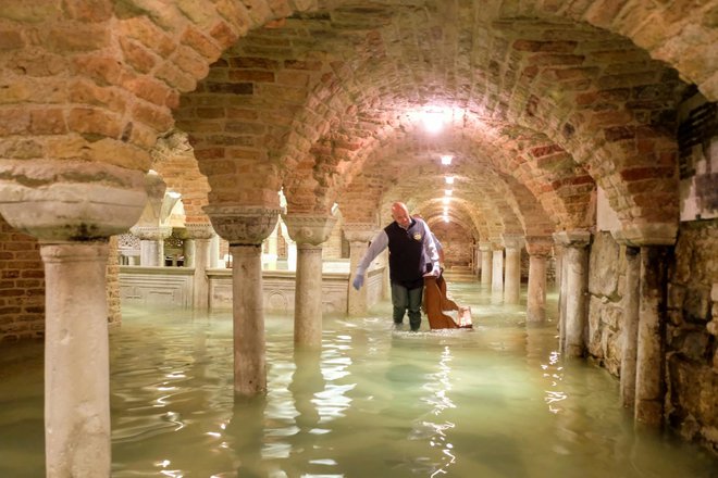 Lanska poplava v osrednji beneški baziliki sv. Marka. FOTO: Reuters
