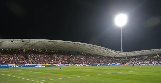Največji slovenski derbi bo še drugič zapored minil brez gledalcev, jutri prvič v Ljudskem vrtu. FOTO: Tadej Regent/Delo