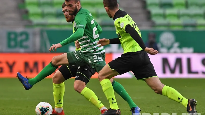 Fotografija: Miha Blažič (v sredini) je eden od staroselcev v moštvu Ferencvarosa in eden njegovih najboljših igralcev. FOTO: Adam Molnar/Ferencvaros