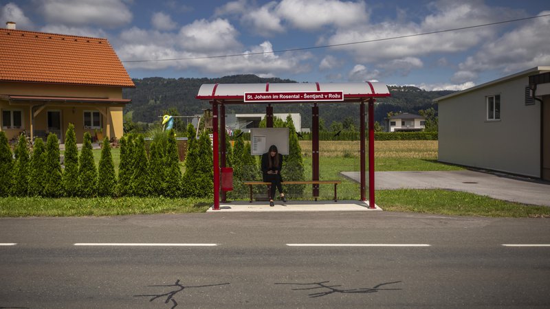 Fotografija: Dvojezične table v okolici Celovca. Foto: Voranc Vogel/delo