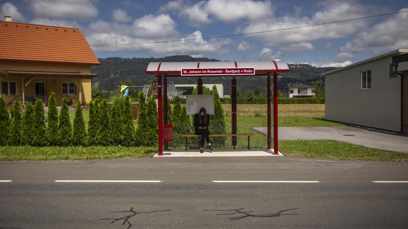 Fotografija: Dvojezične table v okolici Celovca. Foto: Voranc Vogel/delo