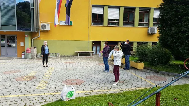 Županja Romana Lesjak se je zaposlenim zahvalila za trud in jim priskrbela ogrevan bivalni zabojnik za odmik od delovnega vrveža. Na fotografiji levo: direktorica CUDV Črna Dalja Pečovnik. FOTO: arhiv CUDV