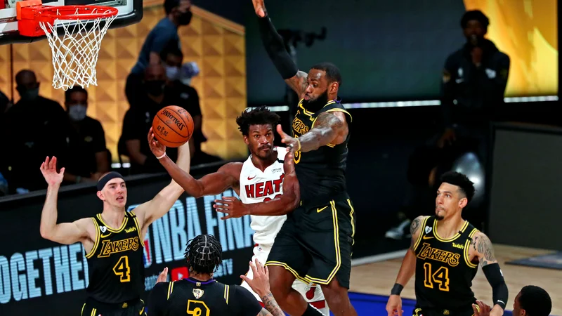 Fotografija: Moštvo Los Angeles Lakers zanesljivo maršira proti končni zmagi in 17. naslovu prvaka NBA. Najboljši košarkar LeBron James je bil v drugi zmagi kalifornijskega moštva tudi najboljši strelec. FOTO: Kim Klement/USA TODAY Sports