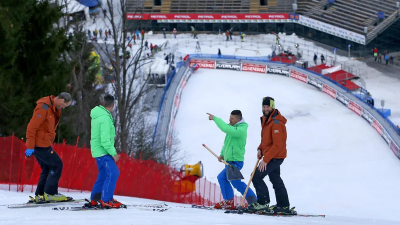 Fotografija: Kranjska Gora z vitranško strmino (na fotografiji) ter Maribor s pohorsko sta tudi v novi tekmovalni sezoni v svetovnem pokalu alpskega smučanja na koledarju Mednarodne smučarske zveze. FOTO: Matej Družnik/Delo