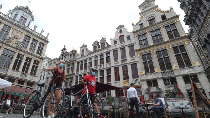 Fotografija: V Bruslju so v petek ukinili obvezno nošnjo mask na vseh javno dostopnih mestih. Pandemija je doslej v Belgiji po tukajšnjih statistikah zahtevale že več kot 10.000 življenj. FOTO: Yves Herman/Reuters