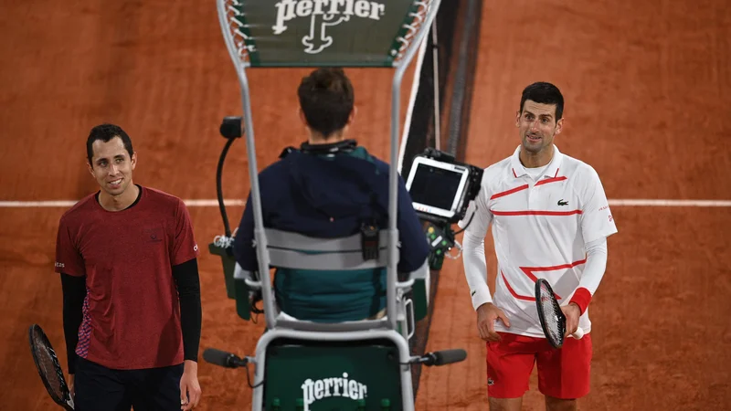 Fotografija: Novak Đoković (desno) se ni prav utrudil proti Kolumbijcu Danielu Galani in se v slabih dveh urah uvrstil v osmino finala teniškega turnirja za veliki slam v Parizu. FOTO: Anne-christine Poujoulat/AFP