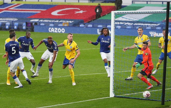 Everton zmaguje na kolumbijski pogon. Proti Brightonu je zadel tudi kolumbijski reprezentant Yerry Mina. FOTO: Peter Byrne/Reuters
