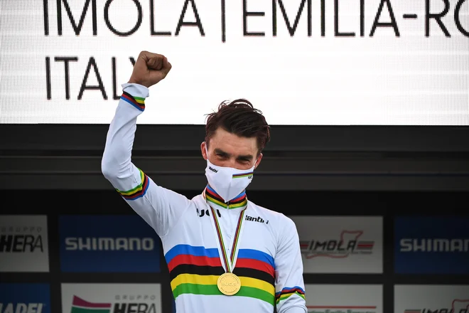Julian Alaphilippe bo danes prvič štartal v mavrični majici. FOTO: Marco Bertorello/AFP